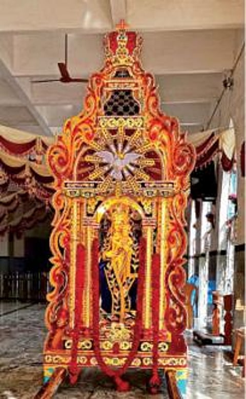 தூத்துக்குடி தூய பனிமய மாதா பேராலய பெருவிழாவை முன்னிட்டு ஆயர் ஸ்டீபன் ஆண்டகை தலைமையில் சிறப்பு திருப்பலி நடைபெற்றது. (அடுத்த படம்) தூய பனிமய அன்னை. (கடைசி படம்) பேராலயத்தில் அலங்கரித்து வைக்கப்பட்டிருந்த பனிமய மாதா சப்பரம். படங்கள்: என்.ராஜேஷ்