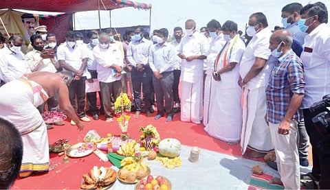 திருநெல்வேலி- கன்னியாகுமரி நான்குவழிச் சாலையில் ரூ. 17.09 கோடி மதிப்பில் பாலம் கட்டும் பணியை, தமிழக சட்டப்பேரவைத் தலைவர் மு. அப்பாவு தொடங்கி வைத்தார். படம்: மு.லெட்சுமி அருண்.