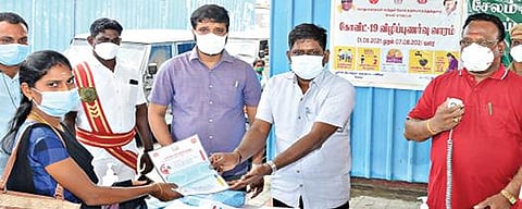 கரோனா தடுப்பு விழிப்புணர்வு வாரத்தையொட்டி, சேலம் பழைய பேருந்து நிலையத்தில் பொதுமக்களுக்கு விழிப்புணர்வு துண்டு பிரசுரங்களை மாநகராட்சி ஆணையர் கிறிஸ்துராஜ் வழங்கினார். உடன் மாநகர நல அலுவலர் பார்த்திபன், உதவி ஆணையர் சண்முக வடிவேல்.