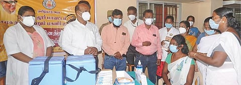 கடலூரில் மாவட்ட ஆட்சியர் கி.பாலசுப்ரமணியம் தலைமையில் திருநங்கைகளுக்கு கரோனா தடுப்பூசி போடும் முகாம் நடந்தது.