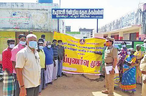 கடலூர் அருகே கோண்டூர் கிராமத்தில் சமூகநீதி மற்றும் மனித உரிமைகள் பிரிவு போலீஸார் வன்கொடுமை தடுப்பு விழிப்புணர்வு பிரச்சாரம் மேற்கொண்டனர்.