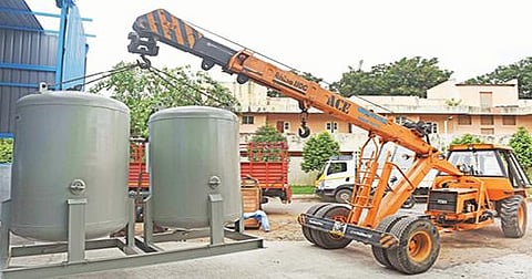 சேலம் அரசு மோகன் குமாரமங்கலம் மருத்துவக் கல்லூரி மருத்துவமனைக்கு கோவையில் இருந்து நேற்று வந்த ஆக்சிஜன் சிலிண்டர்களை கிரேன் மூலம் உற்பத்தி நிலையத்துக்கு எடுத்துச் செல்லும் பணி நடந்தது. படம்: எஸ்.குரு பிரசாத்