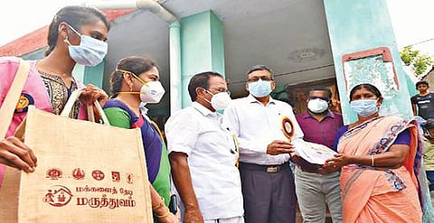 கிருஷ்ணகிரி மாவட்டம் சூளகிரியில் இருந்து காணொலிக் காட்சி மூலம் சேலம் மாவட்டத்துக்கு, 'மக்களைத் தேடி மருத்துவம்' திட்டத்தை முதல்வர் நேற்று தொடக்கிவைத்தார். இதையடுத்து, சேலம் கன்னங்குறிச்சி சத்யாநகரில் உள்ள ஒரு வீட்டில் மருத்துவச் சேவை அளிப்பதை ஆட்சியர் கார்மேகம் பார்வையிட்டு மருந்துகளை வழங்கினார். உடன் எம்எல்ஏ ராஜேந்திரன், தேசிய சுகாதாரக் குழும இணை இயக்குநர் விஜயலட்சுமி, மாவட்ட சுகாதாரப் பணிகள் துணை இயக்குநர் சுப்ரமணி. படம்:எஸ்.குரு பிரசாத்