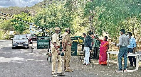 தமிழக - கேரள எல்லையான,வாளையாறு சோதனைச்சாவடியில் நேற்று வாகன ஓட்டுநர் ஒருவரின் கரோனா நெகட்டிவ் சான்றை ஆய்வு செய்த அமைச்சர் கா.ராமச்சந்திரன், ஆட்சியர் ஜி.எஸ்.சமீரன் ஆகியோர். படம் : ஜெ.மனோகரன்