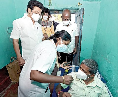 கிருஷ்ணகிரி மாவட்டம் சாமனப்பள்ளியில் ‘மக்களைத் தேடி மருத்துவம்’ என்ற திட்டத்தை தொடங்கி வைத்த முதல்வர் ஸ்டாலின், நோயாளியின் வீட்டுக்கே சென்று அளிக்கப்படும் இயன்முறை சிகிச்சையை பார்வையிட்டார். அருகில் சுகாதாரத் துறை அமைச்சர் மா.சுப்பிரமணியன்.