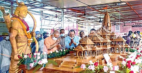 உத்தரபிரதேச மாநிலம் அயோத்தியில் ராமர் கோயில் கட்டுமானப் பணிகளை முதல்வர் யோகி ஆதித்யநாத் நேற்று பார்வையிட்டு, வழிபாடு செய்தார்.படம்: பிடிஐ