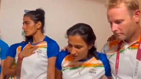 உணர்ச்சிவசப்பட்டு அழுத இந்திய மகளிர் ஹாக்கி அணியினர்: ஊக்கமளிக்கும் வார்த்தைகள் கூறிய பிரதமர்: வைரலாகும் வீடியோ