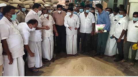 ஆற்காடு அருகே தனியார் அரிசி அரவை ஆலையில் ஆய்வு மேற்கொண்ட உணவு மற்றும் உணவுப்பொருள் வழங்கல் துறை அமைச்சர் அர.சக்கரபாணி. அருகில், கைத்தறி மற்றும் துணிநூல் துறை அமைச்சர் ஆர்.காந்தி உள்ளார்.