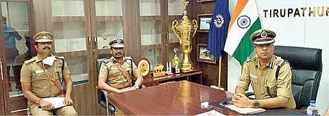 திருப்பத்தூர் எஸ்.பி., அலுவலகத்தில் வடக்கு மண்டல ஐஜி சந்தோஷ்குமார் நேற்று ஆய்வு மேற்கொண்டார். படம். ந.சரவணன்.