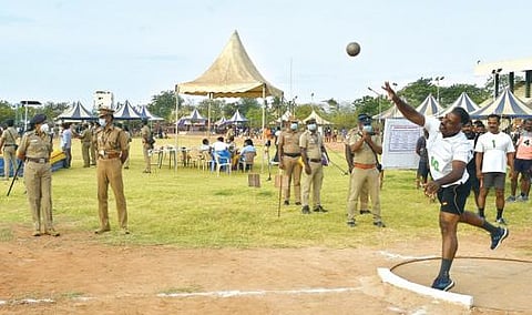 தூத்துக்குடியில் 2-ம் நிலை காவலர் பணிக்கான உடல்திறன் தேர்வில் குண்டு எறியும் போட்டியில் பங்கேற்ற முன்னாள் படைவீரர்கள். படம்: என்.ராஜேஷ்