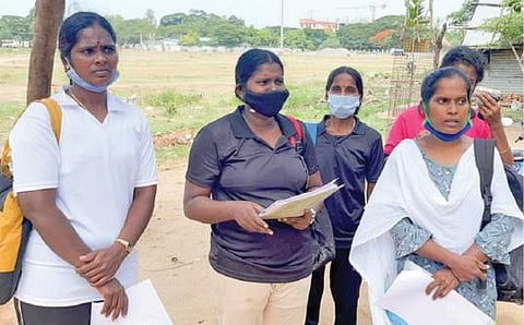 கடலூரில் நடந்த சீருடைப் பணியாளர் தேர்வில் சான்றிதழ் சரிபார்ப்பின் போது, வெளியேற்றப்பட்ட விதவைத் தேர்வர்கள்.