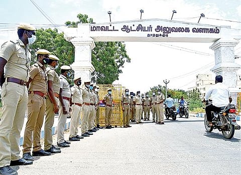 ஸ்டெர்லைட் ஆலையில் ஆக்சிஜன் உற்பத்திக்கான அனுமதியை நீட்டிக்க கோரிய வழக்கு உச்ச நீதிமன்றத்தில் நேற்று விசாரணைக்கு வரும் என்ற எதிர்பார்ப்பால், தூத்துக்குடி ஆட்சியர் அலுவலகம் முன் பலத்த போலீஸ் பாதுகாப்பு போடப்பட்டிருந்தது.படம்: என்.ராஜேஷ்