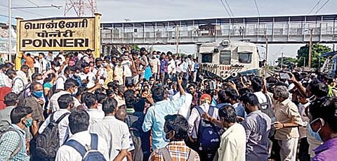 கும்மிடிப்பூண்டி தடத்தில் கூடுதல் ரயில்கள் இயக்கவும், சீரான ரயில் சேவை வழங்க கோரி பொன்னேரி ரயில் நிலையத்தில் ரயில்களை மறித்து பயணிகள் நேற்று பல மணிநேரம் போராட்டத்தில் ஈடுபட்டனர்.