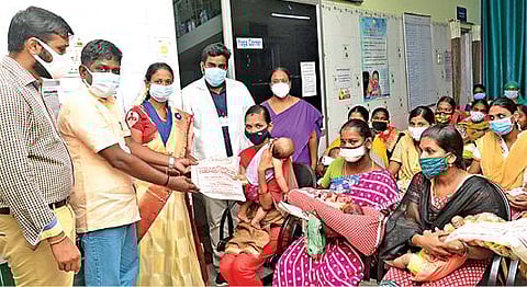 உலக தாய்ப்பால் வாரவிழாவையொட்டி சேலம் ரெட்டியூர் நகர்ப்புற ஆரம்ப சுகாதார நிலையத்தில் தாய்மார்களுக்கும், குழந்தைகளுக்கும் மருந்து பெட்டகத்தினை மாநகராட்சி ஆணையர் கிறிஸ்துராஜ் வழங்கினார். உடன் மாநகர் நல அலுவலர் பார்த்திபன்.