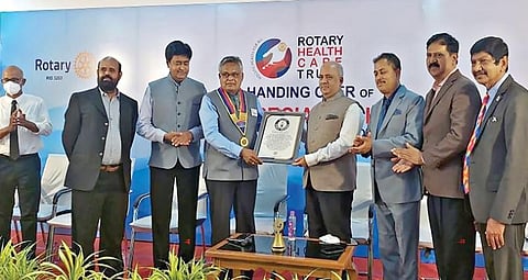 பெருந்துறை அரசு மருத்துவக் கல்லூரி மருத்துவமனை வளாகத்தில், 45 நாட்களில் கட்டி முடிக்கப்பட்ட கட்டிடத்தை ரோட்டரி சங்கத்தின் சர்வதேச தலைவர் ஷிகர் தேத்தா அரசு மருத்துவக் கல்லூரி மருத்துவர் மணியிடம் நேற்று ஒப்படைத்தார்.