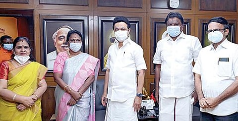 அதிமுகவைச் சேர்ந்த முன்னாள் எம்பி வசந்தி முருகேசன், நெல்லை முன்னாள் மேயர் புவனேஸ்வரி ஆகியோர் சென்னையில் முதல்வர் மு.க.ஸ்டாலின் முன்னிலையில் நேற்று திமுகவில் இணைந்தனர்.