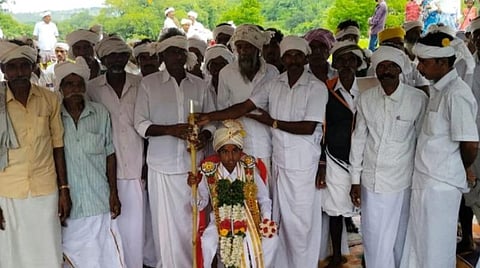 தலைமை நாட்டாமையாகத் தேர்ந்தெடுக்கப்பட்ட சிறுவன்.