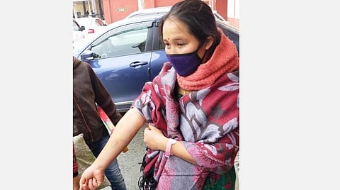 அரசு மருத்துவமனையில் பிரசவத்திற்காக அனுமதிக்கப்பட்ட பெண்ணின் கையில் ஊசி சிக்கியதால் பரபரப்பு