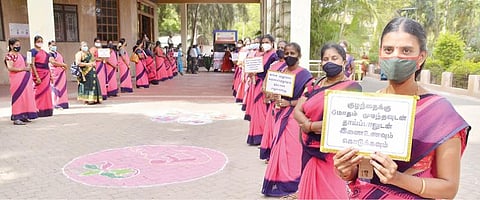 உலக தாய்ப்பால் வார விழாவை முன்னிட்டு திருநெல்வேலி மாவட்ட ஆட்சியர் அலுவலகத்தில் நடைபெற்ற நிகழ்ச்சியில் விழிப்புணர்வு பதாகைகளுடன் அங்கன்வாடி பணியாளர்கள். படம்: மு.லெட்சுமி அருண்.