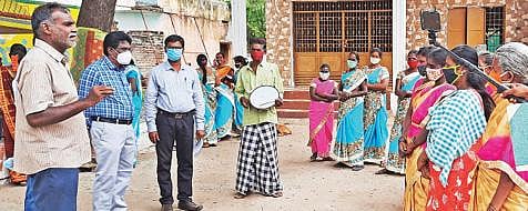 கிருஷ்ணகிரி அருகே அகசிப்பள்ளி கிராமத்தில் பள்ளி செல்லா, இடைநின்ற மாணவ, மாணவிகளை பள்ளியில் சேர்க்க தண்டோரா மூலம் ஆசிரியர்கள் விழிப்புணர்வு ஏற்படுத்தினர்.