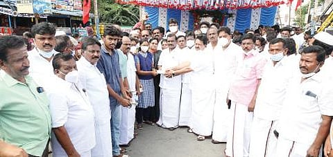 கிருஷ்ணகிரியில் நடந்த கருணாநிதியின் 3-ம் ஆண்டு நினைவு நாள் நிகழ்ச்சியில் பள்ளி மாணவ, மாணவிகளுக்கு நிதியுதவியை திமுக கிழக்கு மாவட்ட பொறுப்பாளர் செங்குட்டுவன் வழங்கினார். அருகில் பர்கூர் எம்எல்ஏ மதியழகன், நகர செயலாளர் நவாப், திமுக பிரமுகர் கே.வி.எஸ்.சீனிவாசன்.