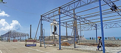 நாட்டின் 75-வது சுதந்திர தினம் வரும் 15-ம் தேதி கோலாகலமாக கொண்டாடப்பட இருக்கிறது. இதற்காக புதுச்சேரி கடற்கரை காந்தி திடலில் மேடை அமைக்கும் பணி நடந்து வருகிறது. படம்: எம்.சாம்ராஜ்