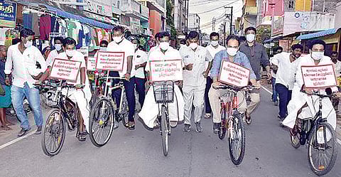 கரோனா விழிப்புணர்வு வார நிறைவை முன்னிட்டு நேற்று திருத்தணியில் நடைபெற்ற சைக்கிள் பேரணியில் பங்கேற்ற பால்வளத் துறை அமைச்சர் சா.மு.நாசர், மாவட்ட ஆட்சியர் ஆல்பி ஜான் வர்கீஸ், எம்எல்ஏ-க்கள் சந்திரன், வி.ஜி.ராஜேந்திரன் உள்ளிட்டோர்.