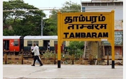 தாம்பரம் ரயில் நிலையத்தில் தவறான ஒலிபெருக்கி அறிவிப்பால் பயணிகள் அவதி