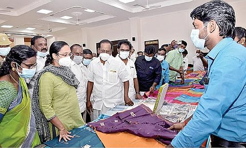 காஞ்சிபுரத்தில் தேசிய கைத்தறி தினத்தையொட்டி பட்டுச் சேலைகள் கண்காட்சியை, மாவட்ட ஆட்சியர் மா.ஆர்த்தி தொடங்கி வைத்தார்.