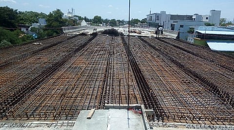 திருவண்ணாமலையில் கட்டப்பட்டு வரும் ரயில்வே மேம்பாலம்.