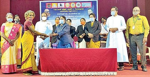 திருப்பத்தூரில் நேற்று மூன்றாம் பாலினத்தவருக்கு கரோனா நிவாரண நிதியுதவி மற்றும் அடையாள அட்டையை வழங்கிய கூடுதல் மாவட்ட அமர்வு நீதிபதி தோத்திரிமேரி. அருகில், சிறப்பு சார்பு நீதிபதி ஜெயபிரகாஷ் உள்ளிட்டோர்.