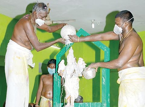 ஆடி அமாவாசை திருவிழாவை முன்னிட்டு ஏரல் சேர்மன் அருணாசல சுவாமிக்கு நடைபெற்ற சிறப்பு அபிஷேகம்.