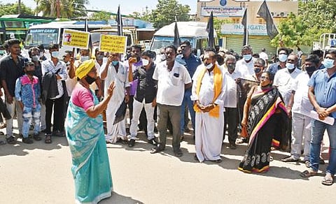 தூத்துக்குடியில் சமூகநீதி கூட்டமைப்பு சார்பில் ஆர்ப்பாட்டம் நடைபெற்றது. படம்: என்.ராஜேஷ்