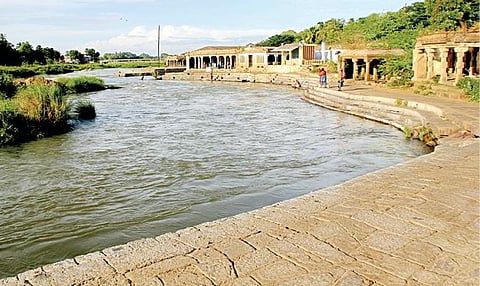 வெறிச்சோடி காணப்பட்ட திருநெல்வேலி குறுக்குத்துறை தாமிரபரணி ஆற்றங்கரை மற்றும் திருச்செந்தூர் கடற்கரை பகுதிகள். (கடைசிபடம்) கன்னியாகுமரி மாவட்டம் குழித்துறை தாமிரபரணி ஆற்றங்கரையோரம் கண்காணிப்பு பணியில் ஈடுபட்ட போலீஸார்.படம்: மு.லெட்சுமி அருண்