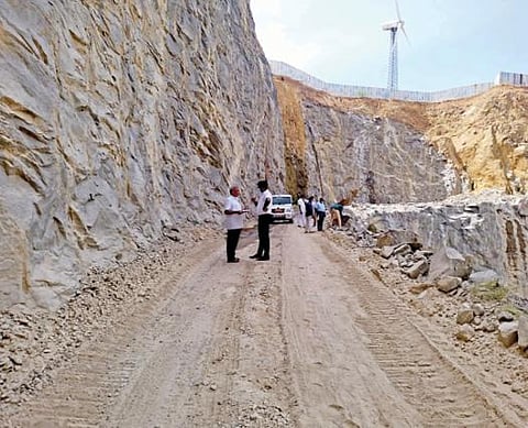 சேரன்மகாதேவி சார் ஆட்சியர் சிவ கிருஷ்ணமூர்த்தி தலைமையில் கூடங்குளம் பகுதியில் உள்ள கல் குவாரியில் அதிகாரிகள் ஆய்வில் ஈடுபட்டனர்.