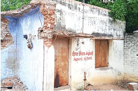 குறிஞ்சிப்பாடி அருகே கல்குணத்தில் வலுவிழந்து இடிந்து விழும் நிலையில் உள்ள கிராம நிர்வாக அலுவலக கட்டிடம்.