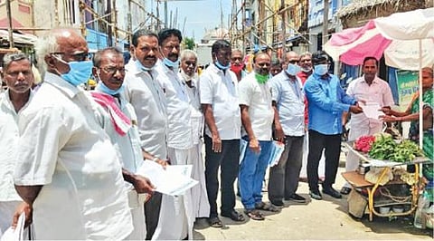 சிதம்பரம் கீழவீதியில் அகில இந்திய விவசாயிகள் போராட்ட ஒருங்கிணைப்புக் குழுவின் சார்பில் துண்டு பிரசுரம் வழங்கப்பட்டது.