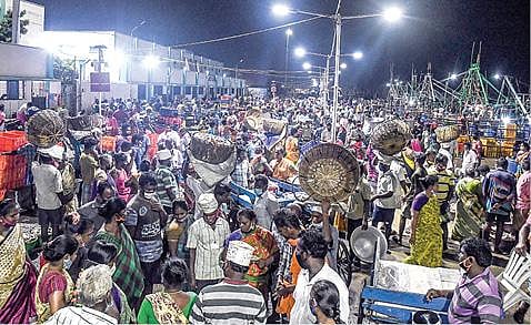 காசிமேடு துறைமுகத்தில் மீன் விற்பனை செய்ய நேரக்கட்டுப்பாடு அமலாகியுள்ளது. இதன்படி, நேற்று நடைபெற்ற மொத்த விற்பனையில் மீன்களை வாங்க திரண்ட வியாபாரிகள்.படம்: பு.க.பிரவீன்