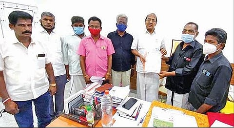பல்வேறு கோரிக்கைகள் தொடர்பாக - திருச்சி பெல் நிறுவன ஒப்பந்த தொழிலாளர்கள் திருப்பூர் மக்களவைத் தொகுதி உறுப்பினரிடம் மனு :