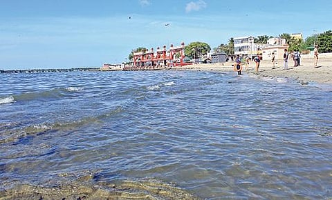 ஆடி அமாவாசையான நேற்று பக்தர்கள் இன்றி வெறிச்சோடிக் காணப்பட்ட ராமேசுவரம் அக்னி தீர்த்தக் கடற்கரை. படம்: எல்.பாலச்சந்தர்