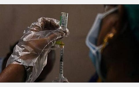 செலுத்திக் கொண்ட சில விநாடிகளில் வந்து சேரும் வாட்ஸ் அப்பில் கரோனா தடுப்பூசி சான்றிதழ்: அரசின் புதிய நடைமுறைக்கு மக்கள் வரவேற்பு