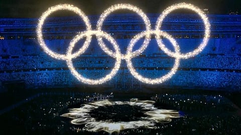 டோக்கியோ ஒலிம்பிக் திருவிழா கண்கவர் கலை நிகழ்ச்சிகளுடன் நேற்று கோலாகலமாக நிறைவடைந்தது. நிறைவு விழாவில் லேசர் ஜாலங்களுடன் அனைத்து நாட்டு தேசிய கொடிகளின் வண்ணங்களை பிரதிபலிக்கும் ஒலிம்பிக் வளையம் ஏற்படுத்தப்பட்டிருந்தது.