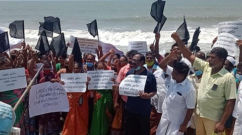 புதுச்சேரியில் 18 மீனவ கிராமங்களில் போராட்டம்: படகுகளில் கறுப்புக் கொடி ஏற்றம்