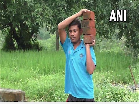 கூலி வேலை செய்யும் பார்வை மாற்றுத்திறனாளி வீரர் நரேஷ் தும்டா | படம்: ஏஎன்ஐ.