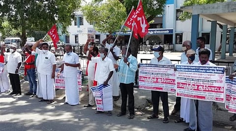 மத்திய அரசின் மக்கள் விரோதச் சட்டங்களை எதிர்த்து காரைக்கால் புதிய பேருந்து நிலையம் அருகே ஆர்ப்பாட்டத்தில் ஈடுபட்ட விவசாயிகள் சங்கத்தினர்.