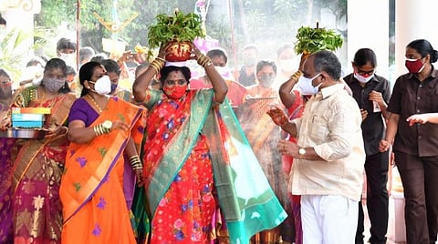 பொங்கல் வைத்து தலையில் சுமந்து அம்மனுக்குப் படைத்த தெலங்கானா ஆளுநர் தமிழிசை