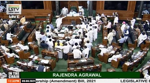 மக்களவையில் எதிர்க்கட்சி எம்.பி.க்கள் அமளியில் ஈடுபட்ட காட்சி | படம்: ஏஎன்ஐ.