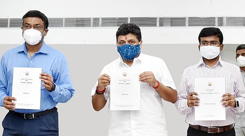 வெள்ளை அறிக்கையை நிதியமைச்சர் வெளியிட்டபோது.