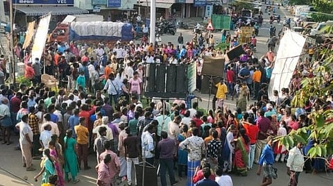 ஆனைமலை முக்கோணம் பகுதியில் சினிமா படப்பிடிப்பபை காண சமூக இடைவெளியை கடைபிடிக்காமல் திரண்ட பொதுமக்கள்.