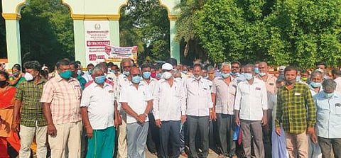 தி.மலை மாவட்ட ஆட்சியர் அலுவலகம் முன்பு 7 அம்ச கோரிக்கைகளை வலியுறுத்தி நியாய விலை கடை ஊழியர்கள் நேற்று ஆர்ப்பாட்டத்தில் ஈடுபட்டனர்.